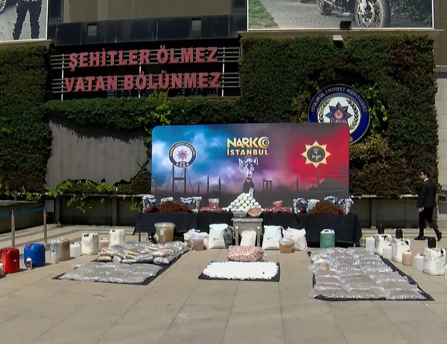 12 ilde düzenlenen operasyonlarda ele geçirilen 1 ton 163 kilogram uyuşturucu emniyette sergilendi