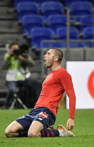 Fransa'da Lille'in kralı Burak Yılmaz Lyon'u tek başına yıktı: Soyunma odasında büyük coşku!