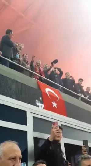 Hazine ve Maliye eski Bakanı Berat Albayrak ve babası Sadık Albayrak Trabzonspor’un şampiyonluğuna böyle sevindi