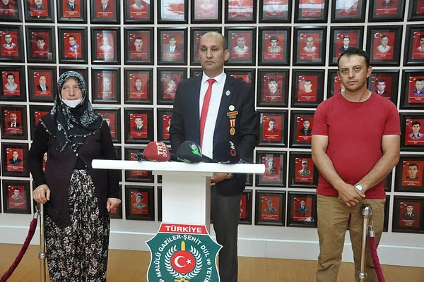oglu-icin-hukuk-mucadelesi-8-yil-surdu-askerde-vurulan-huseyin-ildiza-sehitlik-unvani-verildi-1595436013643.jpg Oğlu için hukuk mücadelesi 8 yıl sürdü... Askerde vurulan Hüseyin Ildız'a şehitlik ünvanı verildi-4