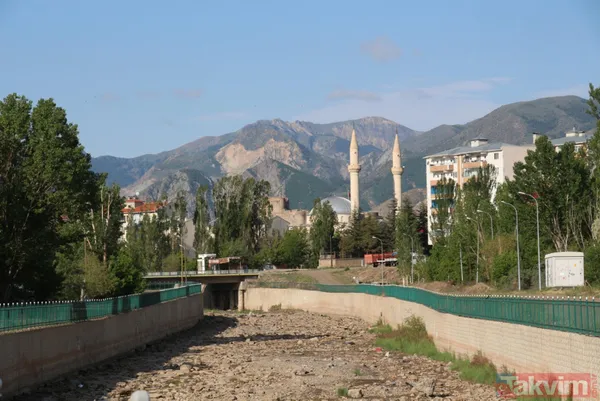 İlk defa oldu! Çoruh Nehri'ni besleyen Oltu Çayı baharde debisinin artması gerekirken kurudu - 5