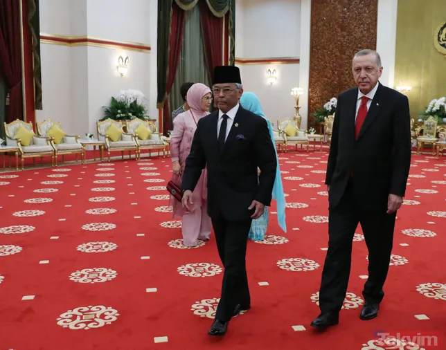 Malezya Kralı ile bir araya gelen Başkan Erdoğan özel defteri imzaladı