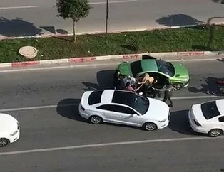 3 kadını sopayla dövdü