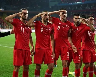 Barış Pınarı Harekatındaki askerlerimizi unutmadılar! A Milli Takımdan Cenk Tosunun golü sonrası asker selamı