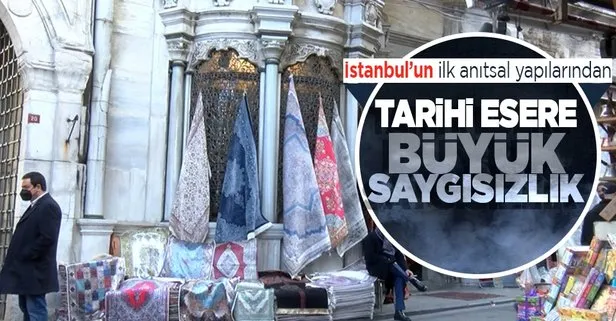 İstanbul’da tarihi esere büyük saygısızlık! Fatih’te Nuruosmaniye Külliyesi sebili kilim sergisine döndü