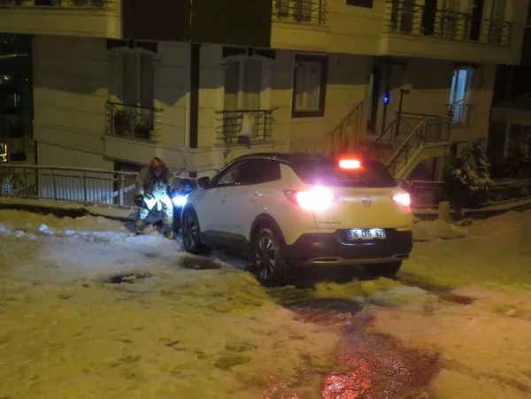 istanbulda-kar-yagisi-nedeniyle-buz-tutan-yolda-otomobil-kaydi-facia-son-anda-onlendi-1610952470677.jpg