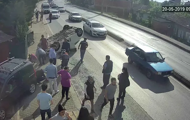 Sakarya'da korkunç kaza! Otomobile çarpıp karşı şeride uçtu: 2 yaralı-3