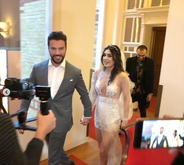 Burcu Kıratlı ile Sinan Akçıl Amsterdam'da evlendi! Sinan Akçıl'dan şok eden gelinlik tepkisi!-3