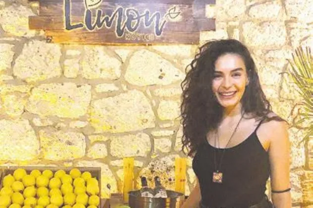 Hercai'nin Reyyan'ı Ebru Şahin tatil için Alaçatı'yı seçti!