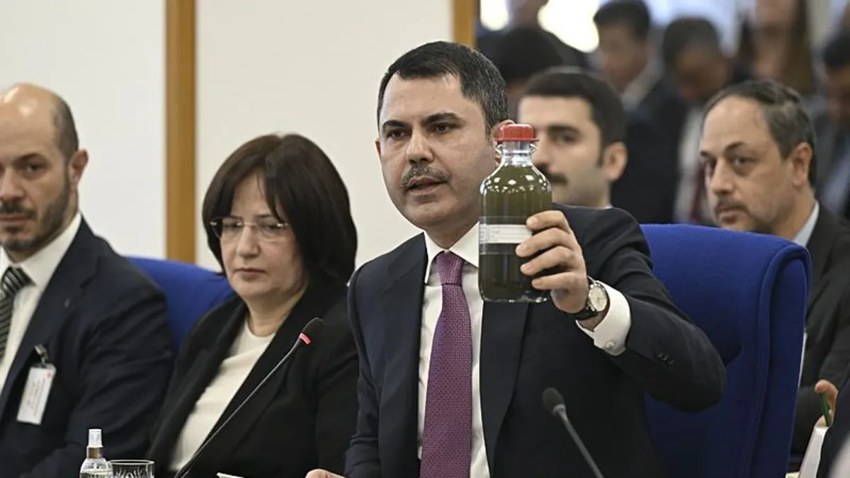 Bakan Murat Kurum İzmir'den getirdiği kirli deniz suyu numunesini Meclis'e getirdi
