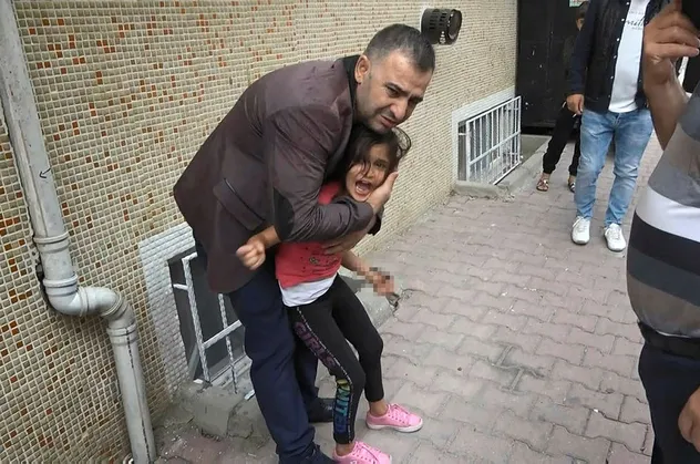 Küçük kızın feryadı mahalleliyi sokağa döktü! Esenyurt'ta yürek yakan olay