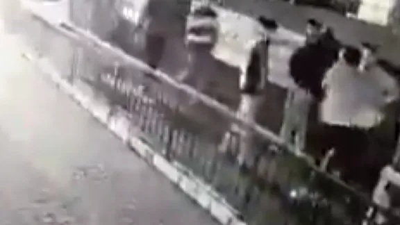 Küçükçekmece’de polis memuru ve eşine sokakta darp kamerada!