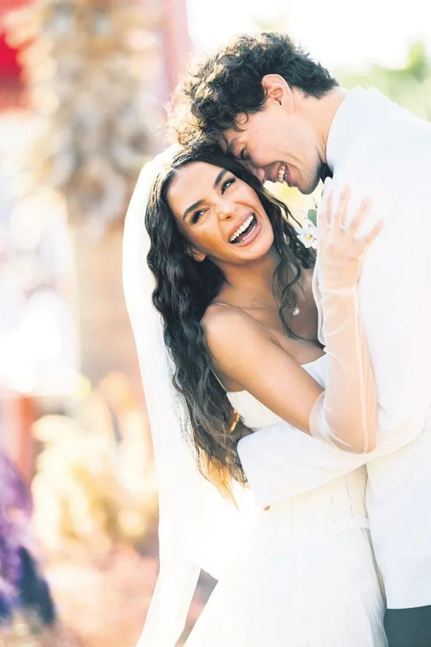 mikanosta-20-bin-euroya-ev-tutmuslardi-serenay-sarikaya-ile-umut-evirgen-tatilcilere-fena-yakalandi-1657479903140.jpeg Mikanos'ta 20 bin Euro'ya ev tutmuşlardı! Serenay Sarıkaya ile Umut Evirgen tatilcilere fena yakalandı-2