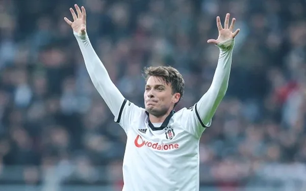 Başka bir takıma gitmeyi kabul etmedi kadro dışı kaldı! Adem Ljajic Beşiktaş’tan servet kazanıyor gününü gün ediyor-6