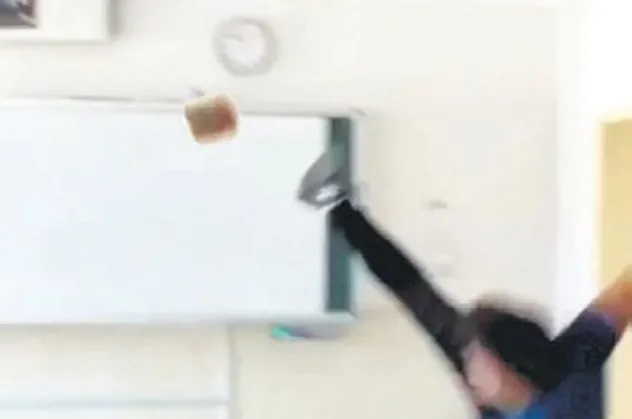Lisede Kur'an-ı Kerim'e tekme atan öğrencinin skandal görüntüleri sosyal medyayı ayağa kaldırdı