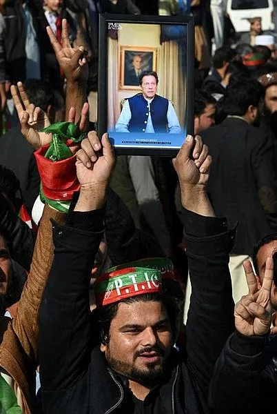 Pakistan’da sular durulmuyor! İmran Han avantaj iddia ediyor | Oy sayımı devam ederken çatışma çıktı: 3 kişi hayatını kaybetti-3