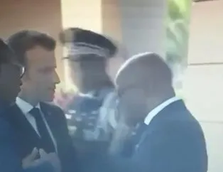 Macron’un dokunduğu omzunu silkeledi