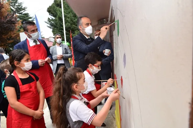 Bursa'da köy okulunda bayram havası! Başkan Aktaş öğrencilerle beraber okulu boyadı