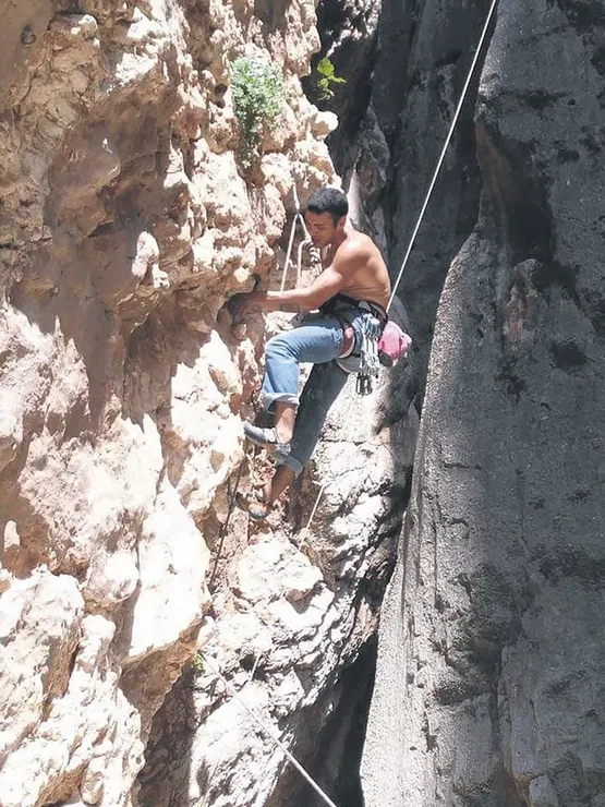 mendos-daginda-kaybolan-dagci-fikret-emrenin-sirt-cantasi-ve-esofmanina-ulasildi-1589930859143.jpeg Mendos Dağı’nda kaybolan dağcı Fikret Emre'nin sırt çantası ve eşofmanına ulaşıldı-1