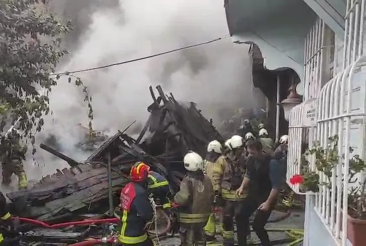 Arnavutköy’de 3 katlı binada yangın!