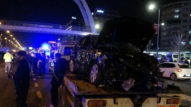 Diyarbakır'da zincirleme kaza! 5 araç birbirine girdi-4