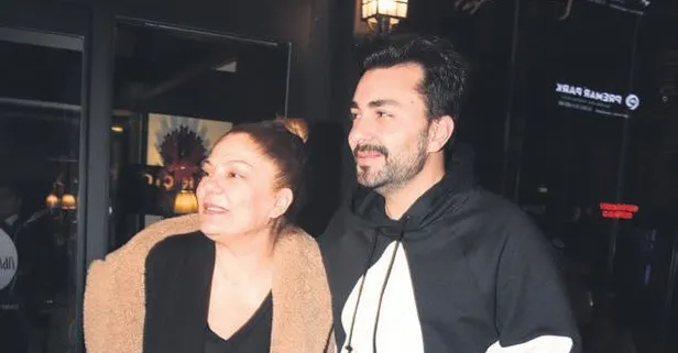 Popçu İzel geleneği bozmadı! "Aşk yok biz sadece arkadaşız"