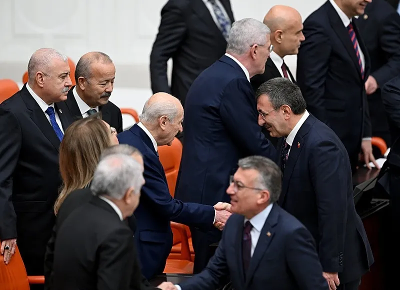 Genel kurul çalışmalarına katılan Cumhurbaşkanı Yardımcısı Cevdet Yılmaz ile MHP Genel Başkanı Devlet Bahçeli selamlaştı. (AA)