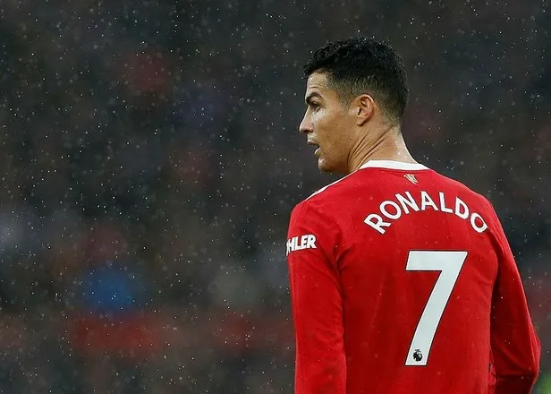 ronaldo-manchester-united-ile-yollari-ayiriyor-ispanya-basininda-yeni-takimi-hakkinda-avrupayi-soke-eden-iddia-1640717798128.jpeg