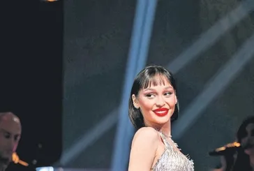 Alya yeni yıla İzmir’de girdi! Performansı ve kostümüyle geceye damga vurdu