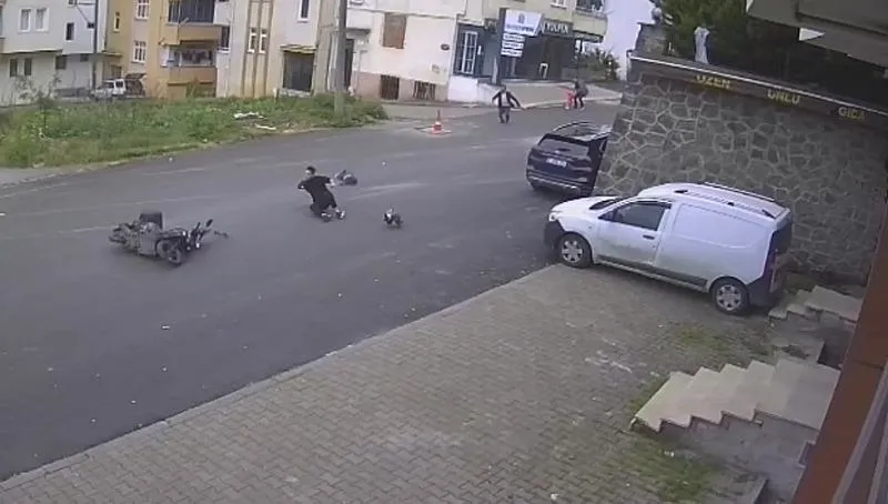 Trabzon'daki motosiklet kazası kamerada! 5 yaşındaki Ceylin kurtarılamadı-4