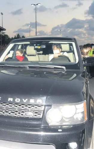 Oyuncu Büşra Pekin ayrıldığı şarkıcı Ersay Üner'le objektiflere yakalandı!