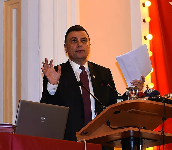 ozel-haber-i-ibra-yankilari-suruyor-galatasarayin-onemli-isimlerinden-eski-yoneticisi-ahmet-ozdogan-takvimcomt-1648389903291.jpg