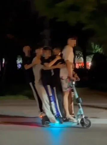 antalyada-bu-kadar-da-olmaz-dedirten-goruntu-5-kisi-bindiler-1659469762334.jpg Antalya'da 'bu kadar da olmaz' dedirten görüntü! 5 kişi bindiler-2