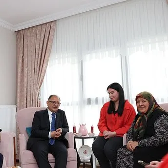 Çevre, Şehircilik ve İklim Değişikliği Bakanı Mehmet Özhaseki depremzede aileyi yeni evinde ziyaret etti!