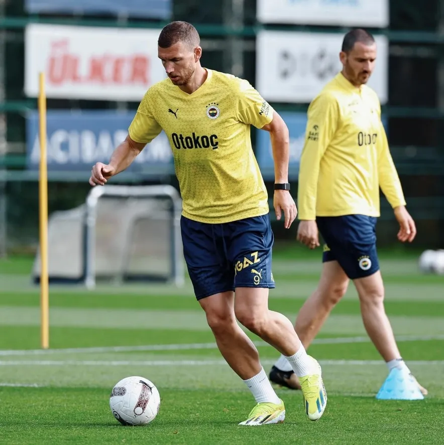Bu görüntüler çok konuşuldu! Fenerbahçe'nin 9 numarası Dzeko'dan Galatasaray formasına imza - 6