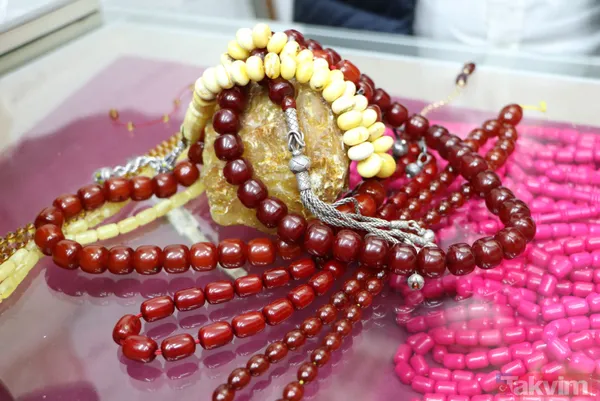 Renkli Görüntülerin Yaşandığı Pazarda, Damla Taş Kehribarın Gramı 400 Liradan Alıcı Buldu. İmamesiyle Birlikte 20 Gram Ağırlığında Olan Damla Taşı Kehribar...