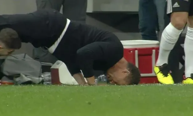 cilgina-dondu-yere-yatip-cimleri-yumrukladi-besiktas-fenerbahce-derbisine-valerien-ismael-damgasi-1664739710647.jpeg Çılgına döndü yere yatıp çimleri tokatladı! Beşiktaş - Fenerbahçe derbisine Valerien Ismael damgası-2