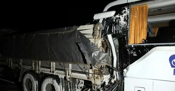 Son dakika: Uşak’ta yolcu otobüsü ile kamyon çarpıştı: 2 ölü, 18 yaralı
