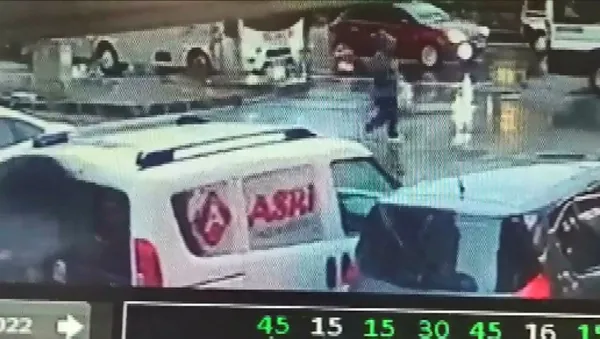 Esenyurt'ta kırmızı ışığa aldırmadan çocuğu ile yola inen kadına otobüs çarptı-1