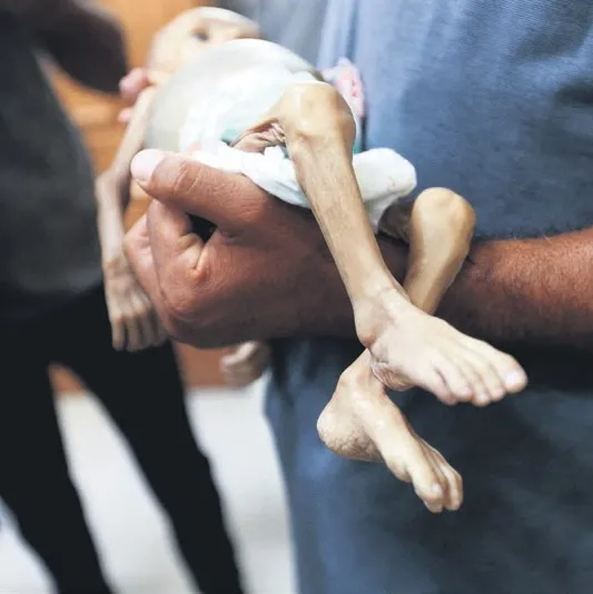 Soykırımcılar yardım tırlarını yakıyor