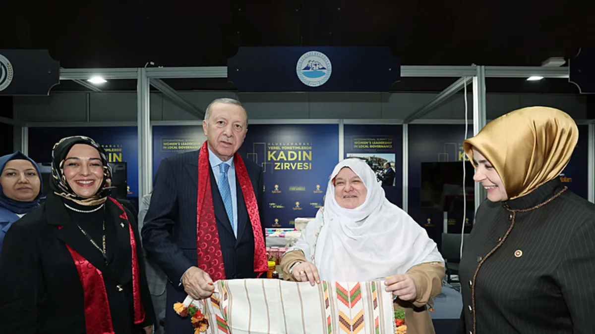 Kadın elinin değdiği yerde huzur olur | Başkan Erdoğan’dan program öncesi stantlara ziyaret