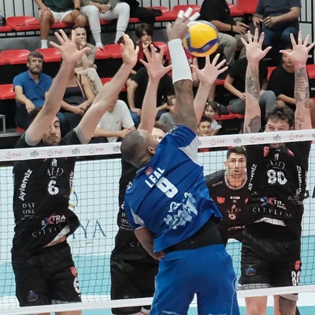 Halkbank lige galibiyetle başladı