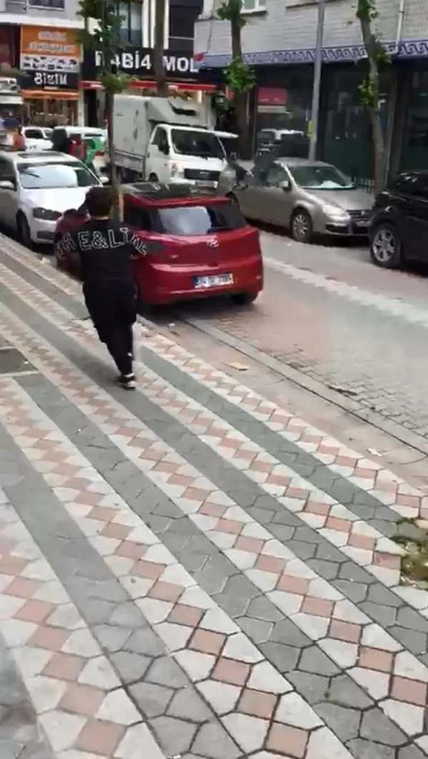 yavru-kargayi-kedilerden-kurtardi-iki-karganin-saldirisina-ugradi-1622805507691.jpg Yavru kargayı kedilerden kurtardı! İki karganın saldırısına uğradı-7