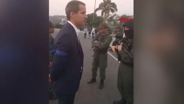 Venezuela'da darbecilerin işareti 'mavi bant' (VİDEO)