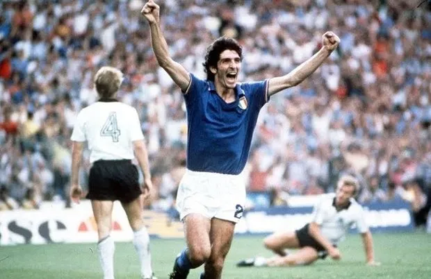 dunya maradona ya aglarken bir futbol