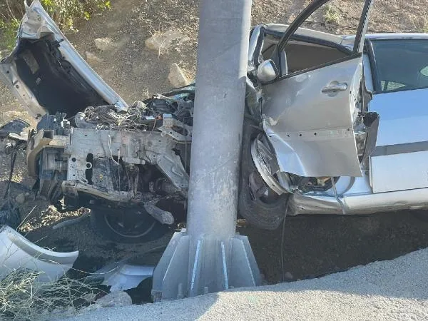 Batman'da feci kaza! Otomobil yön levhasına çarptı sürücü ağır yaralı-2