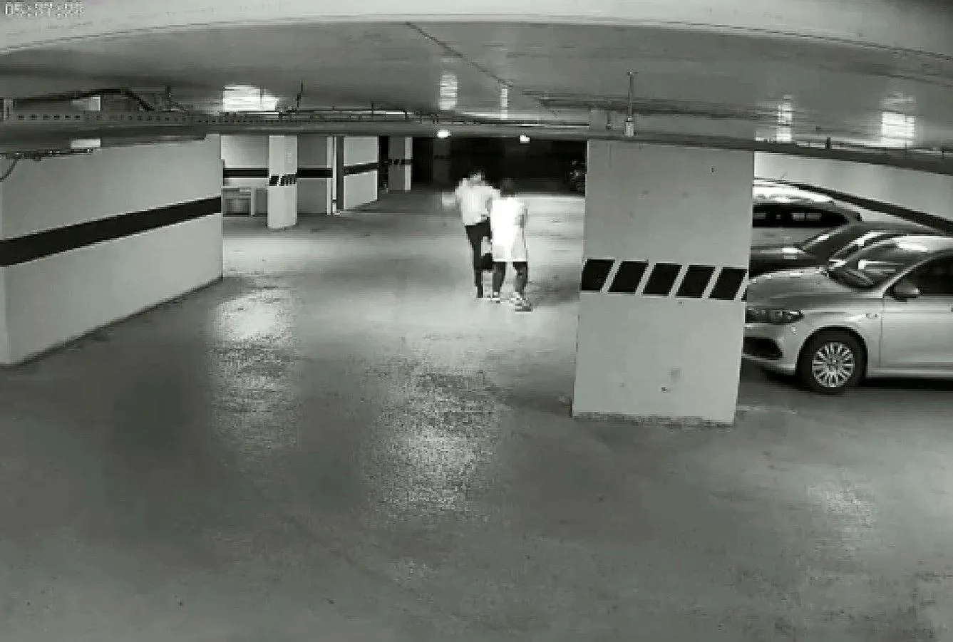 Dehşet anları! Önce darbetti ardından silahına sarıldı