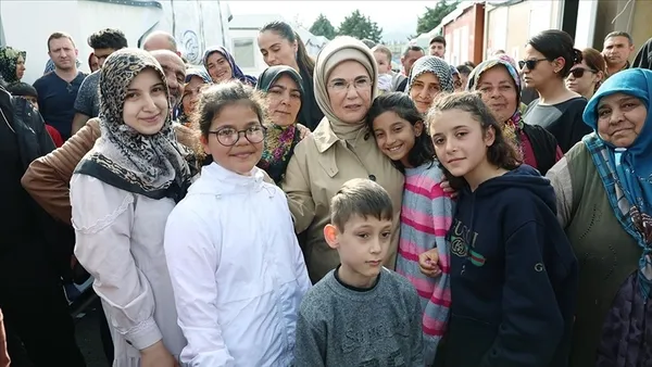 emine-erdogan-hatayda-depremzedelerle-bir-araya-geldi-1679682024771.jpg Emine Erdoğan Hatay'da depremzedelerle bir araya geldi-6