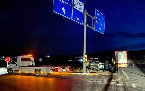 SON DAKİKA: Afyonkarahisar'da feci kaza! Otomobil ile TIR kavşakta çarpıştı: 3 ölü, 2 yaralı-5
