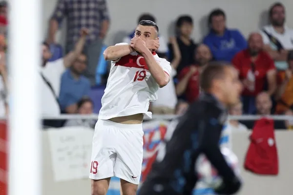 fenerbahce-ve-milli-takimin-yildizi-serdar-dursuna-surpriz-talip-cikti-bundesligaya-cagiriyorlar-1655282875067.jpg Fenerbahçe ve milli takımın yıldızı Serdar Dursun'a sürpriz talip çıktı! Bundesliga'ya çağırıyorlar...-5